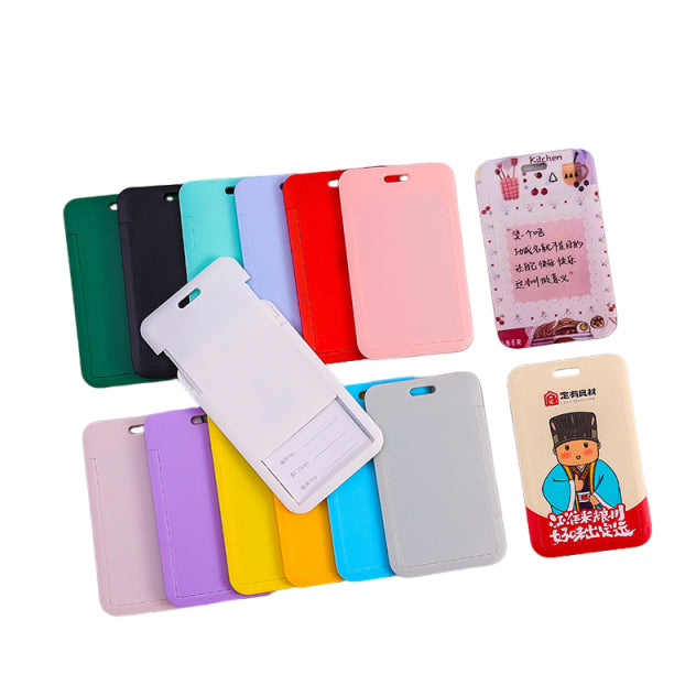 Tarjetero deslizante con mecanismo de empuje y tracción, con llavero