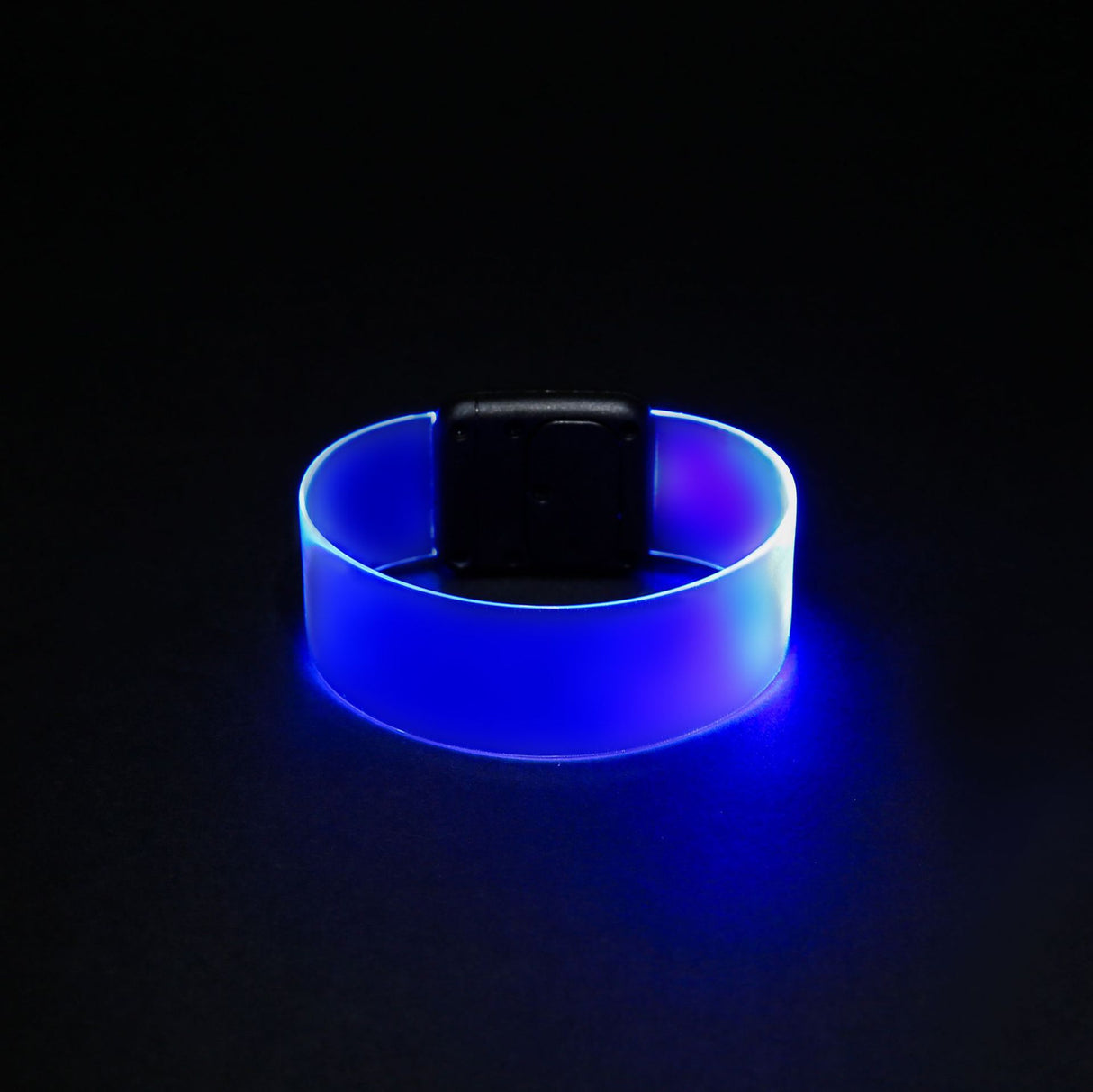 Pulsera LED que brilla en la noche con luz