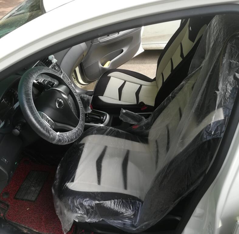 Cinco juegos de cubiertas de plástico desechables para automóviles