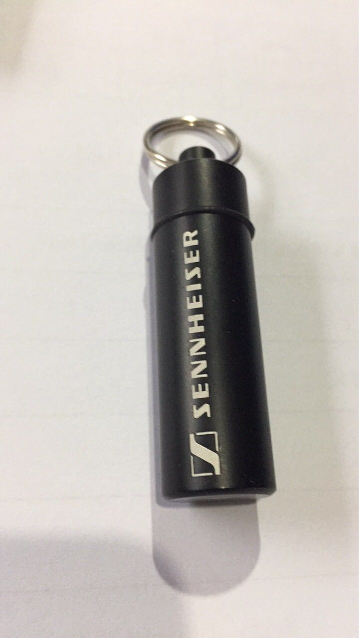 Bouchons d'oreilles dans des boîtes métalliques Feat.