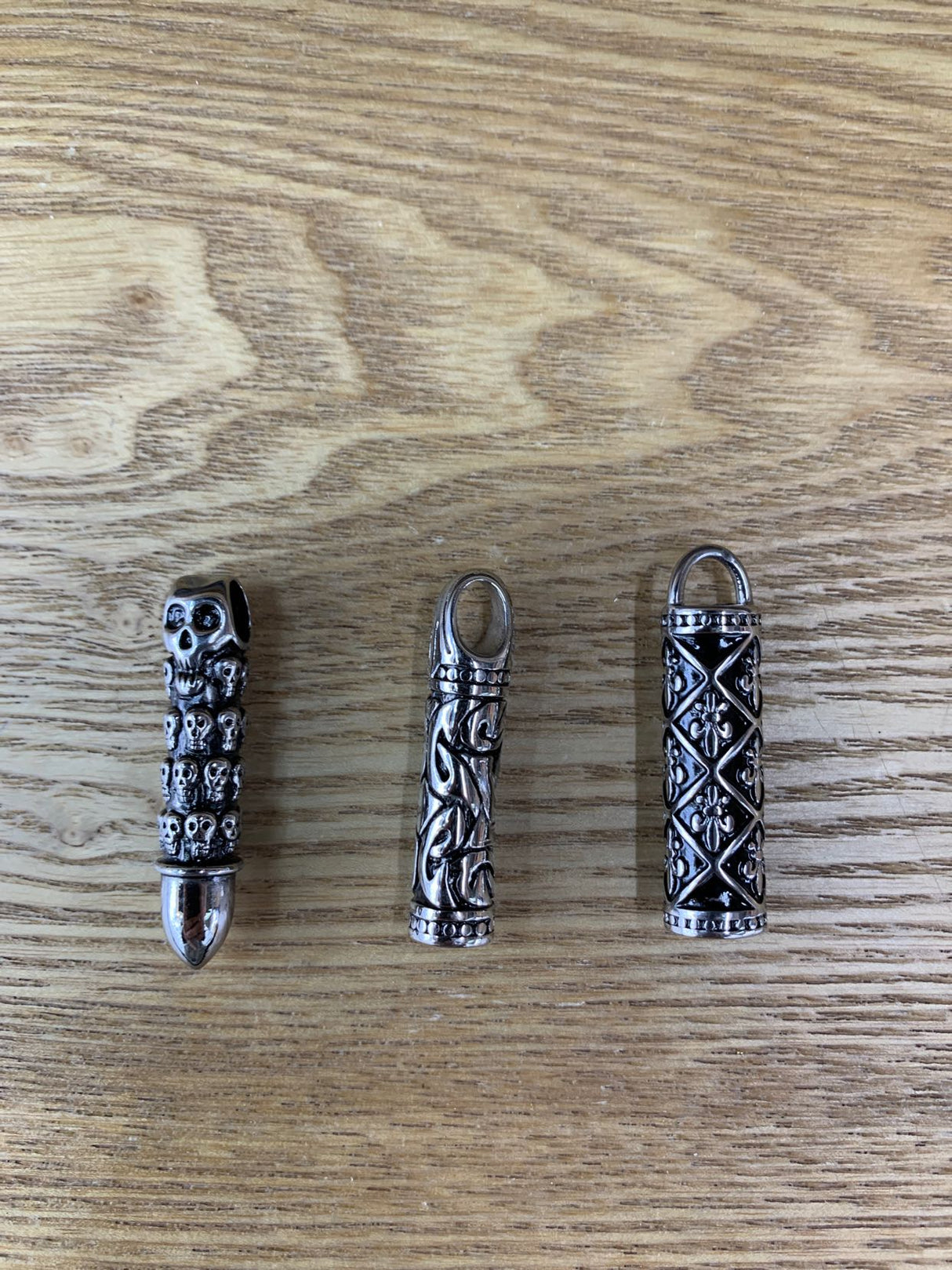 Collier avec boîte en fer blanc