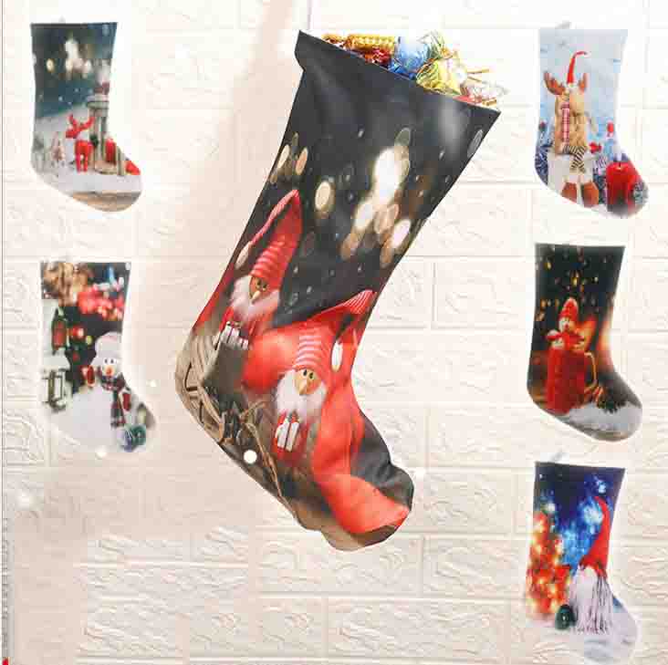 Calcetines con adornos navideños