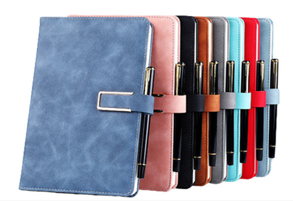 Cuaderno de estudiante con bolígrafo