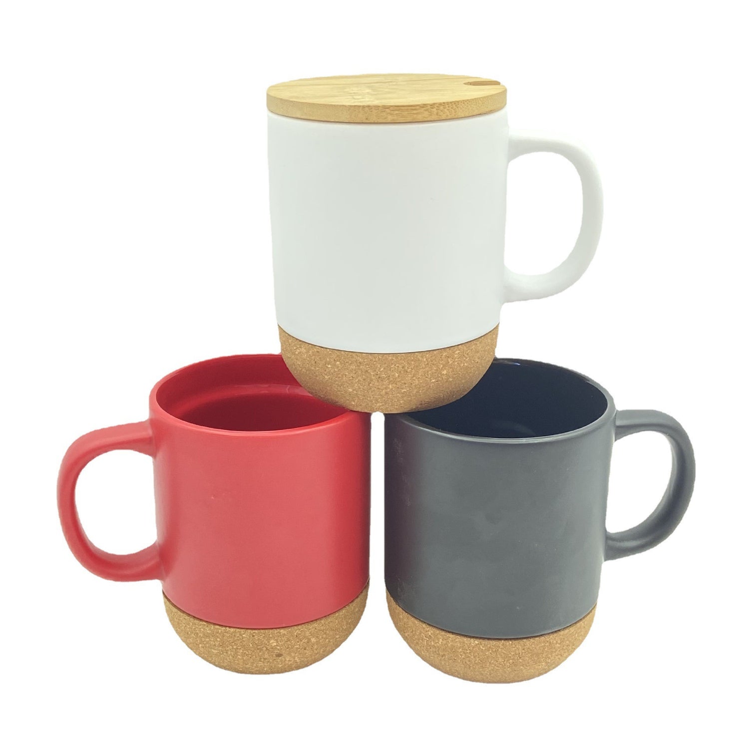 Taza de cerámica con fondo de madera