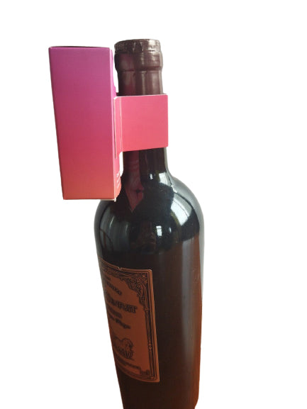Boîte sur le goulot du vin rouge