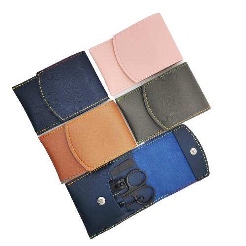 Traje de cuatro piezas con cortaúñas