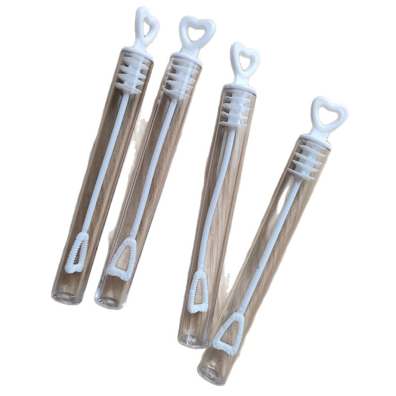 Botella de agua con burbujas en forma de amor