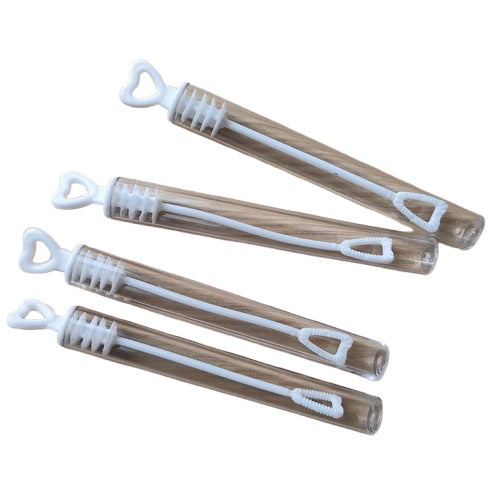 Botella de agua con burbujas en forma de amor