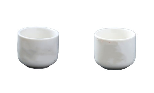 Taza blanca de sake japonés