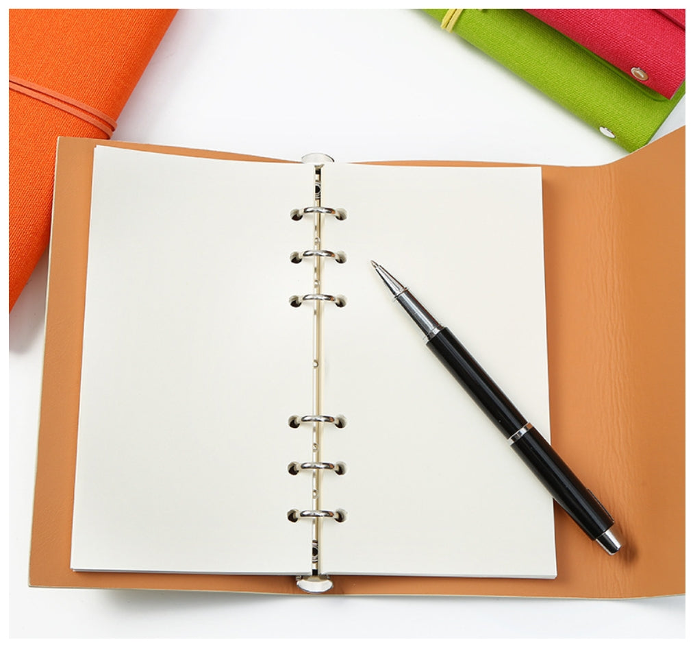 Classeur à feuilles mobiles à sangles