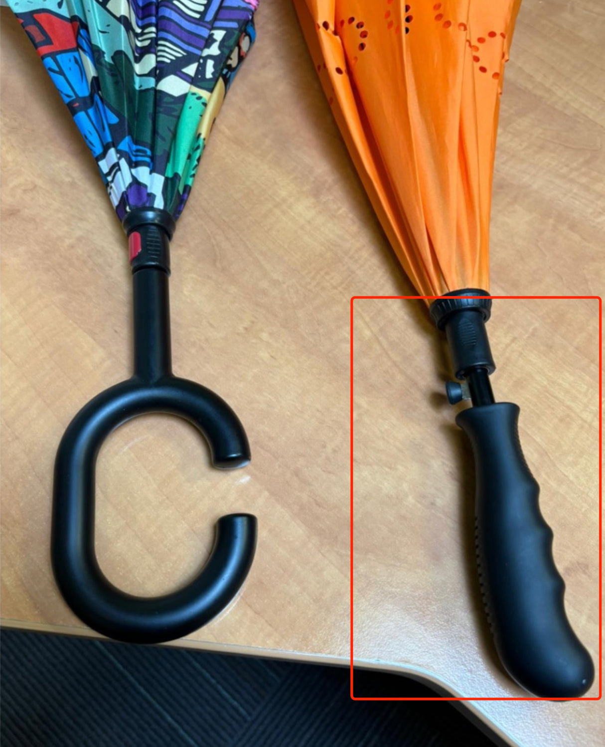 Parapluie inversé à poignée droite bicolore