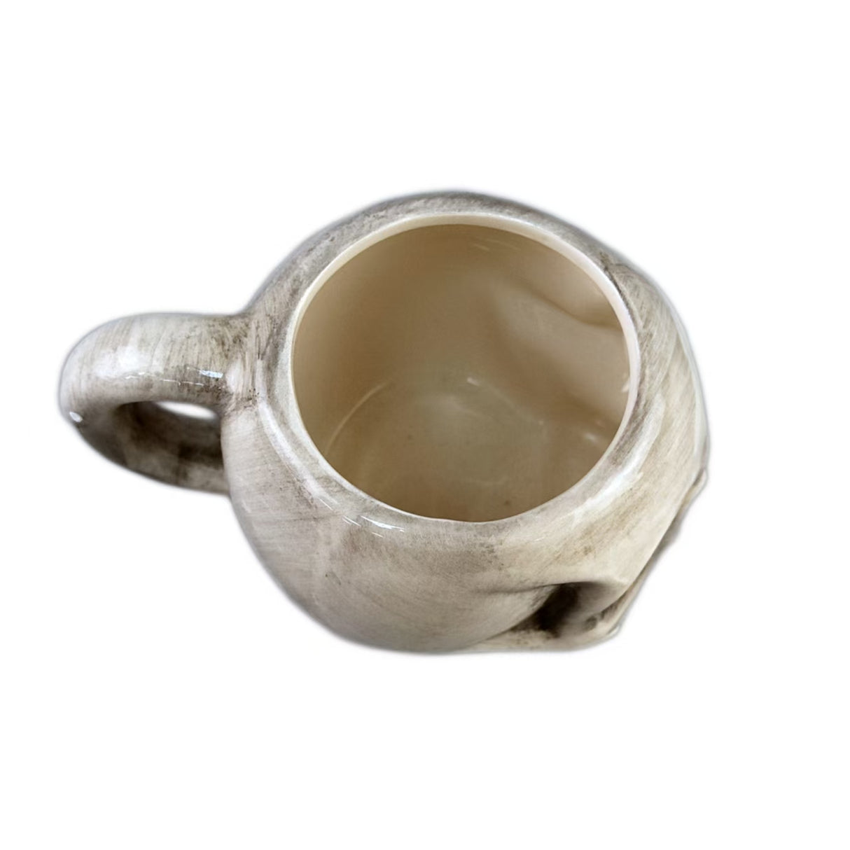 Taza de cerámica con forma de calavera