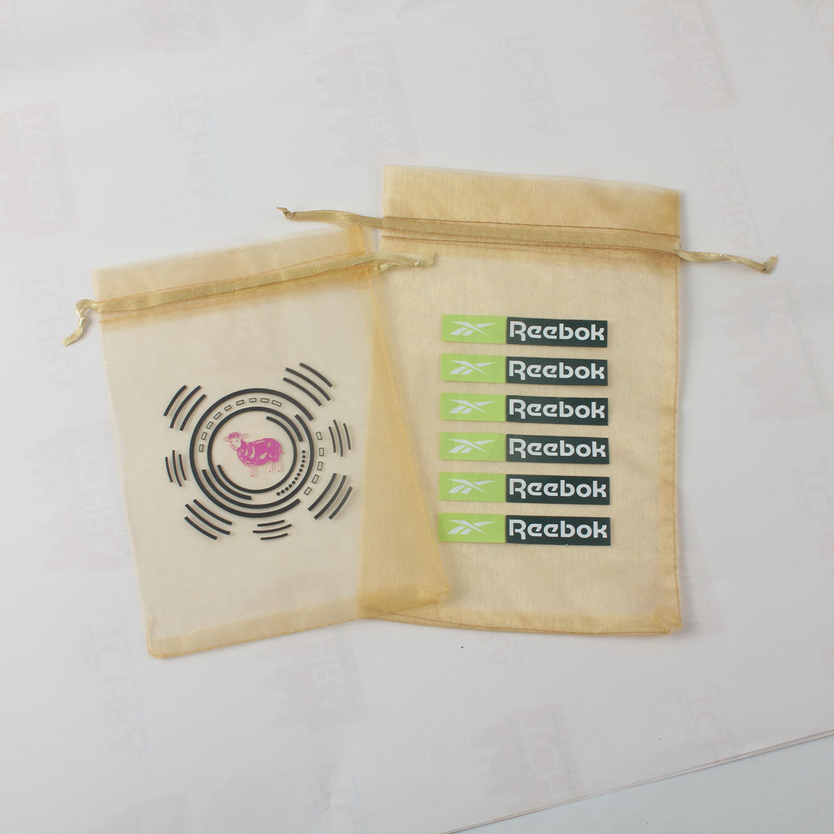 Pochette transparente en organza avec cordon de serrage 