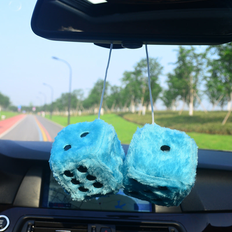 Dados peludos colgantes para coche 