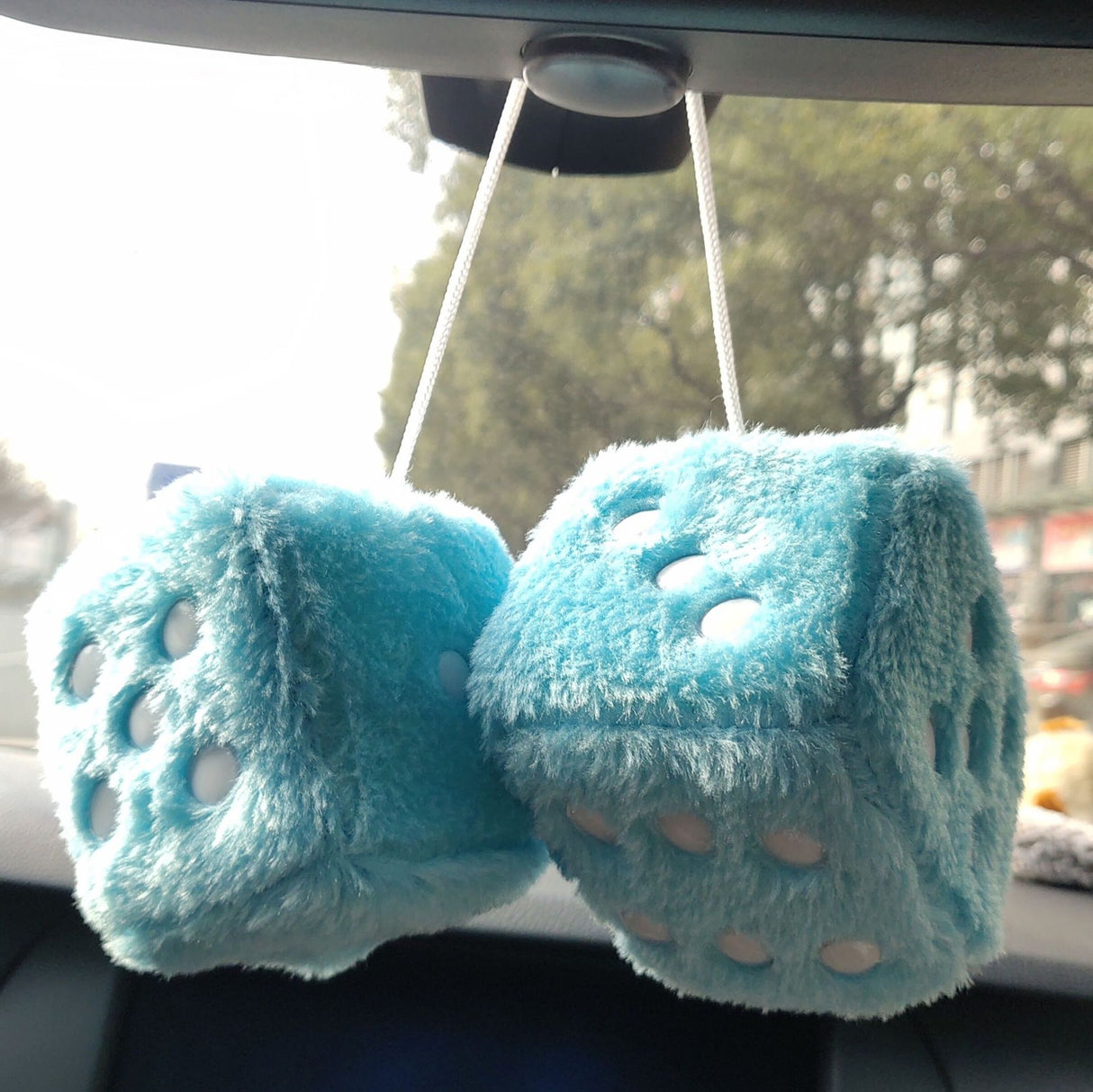 Dados peludos colgantes para coche 