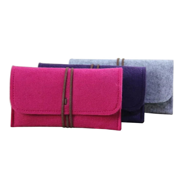 Bolsa de fieltro con correa de cuero 