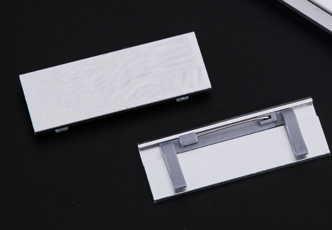 Etiqueta de nombre con pin 