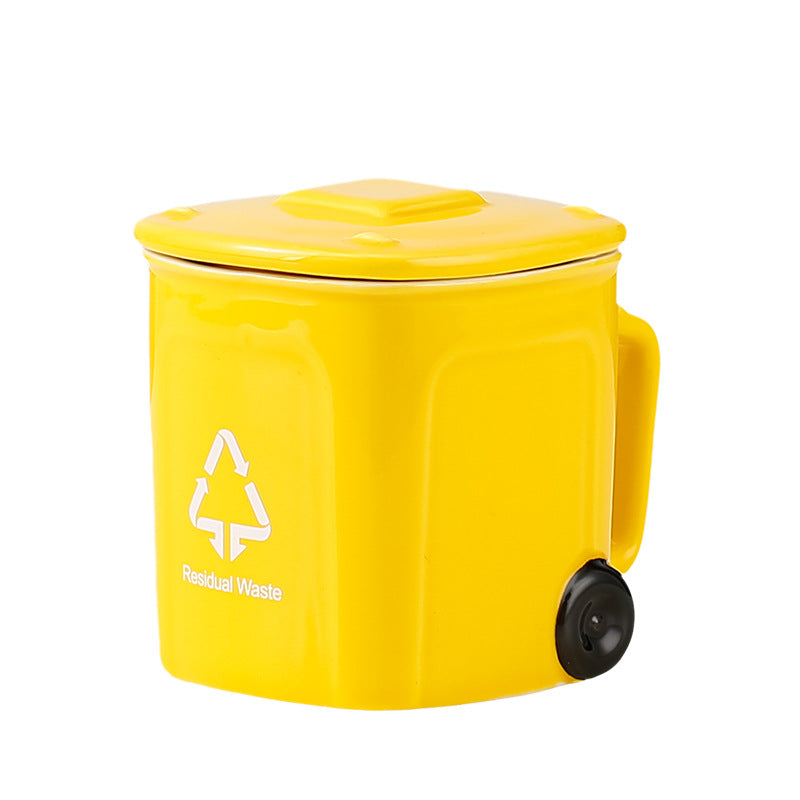 Taza con forma de bote de basura 