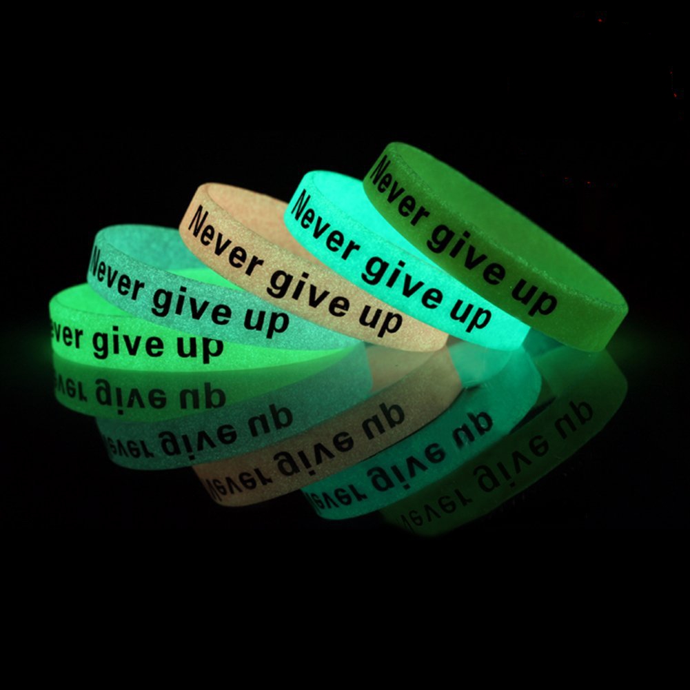 Lueur dans le bracelet en silicone foncé