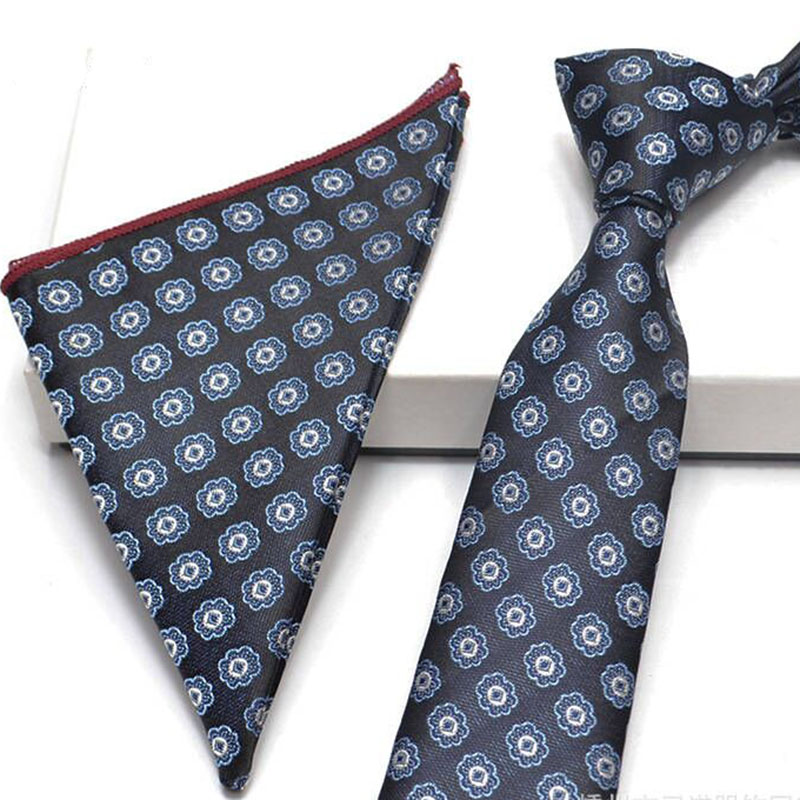 Hombre corbata y bolsillo cuadrado
