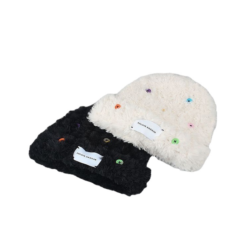 Bonnet à fourrure avec bouton de décoration