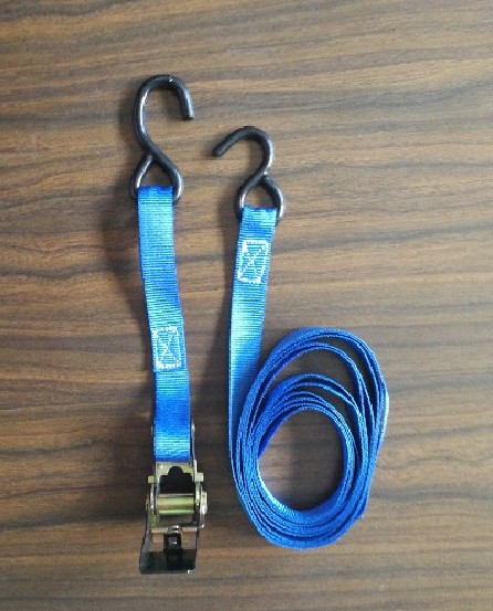 Attache à cliquet vers le bas