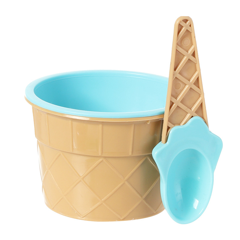 Cuenco de helado de color dulce con cuchara