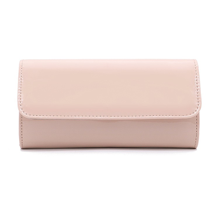 Femme tenant portefeuille