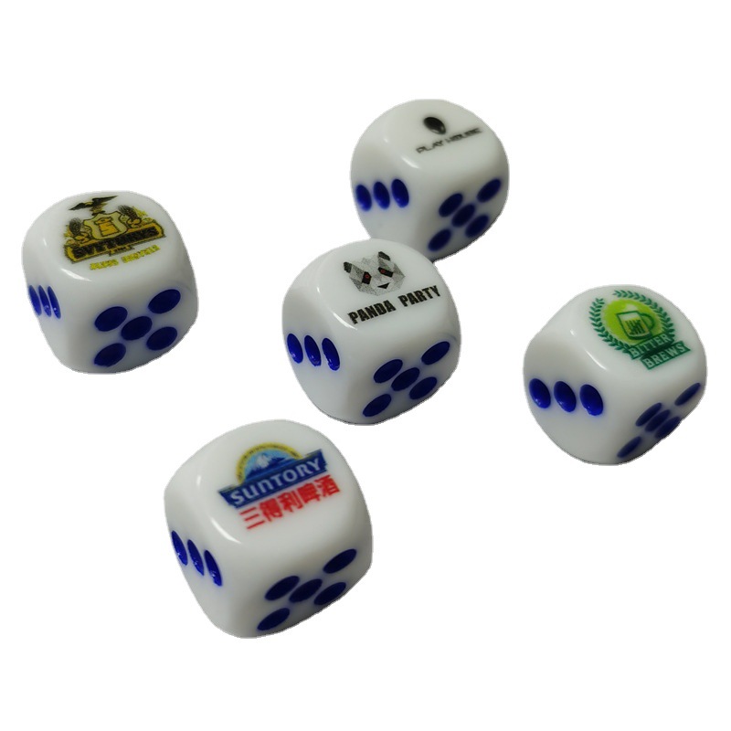 Juego cubo de dados con caja de lata