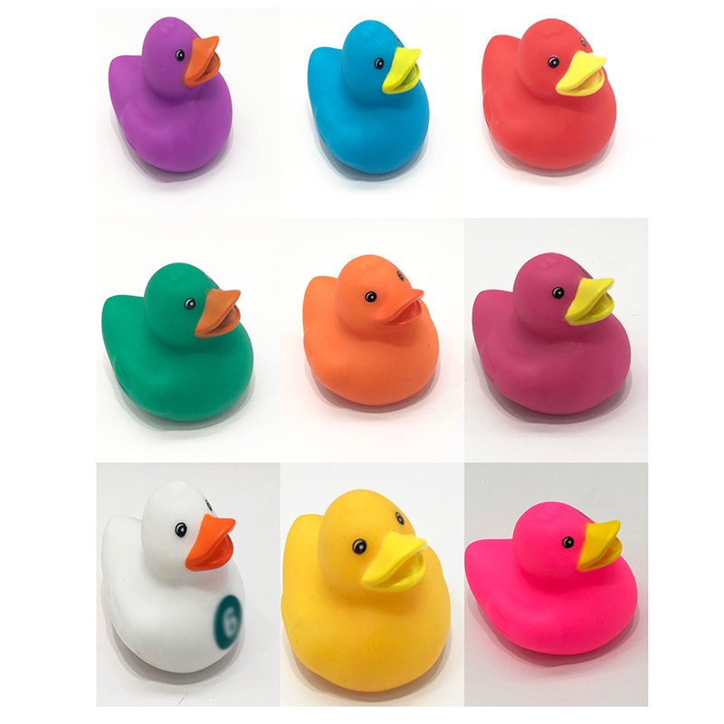 Canard en caoutchouc coloré