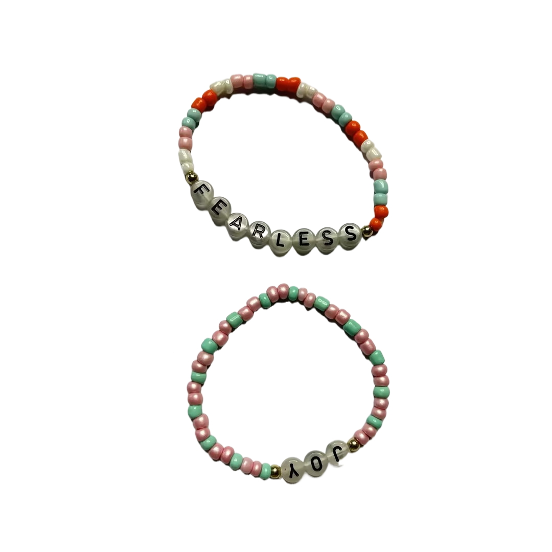 Bracelet en perles d'alphabet brillant dans l'obscurité