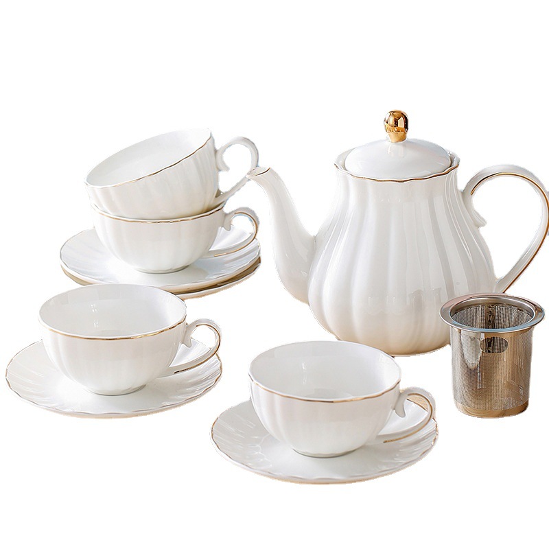 Théière avec tasse et soucoupe