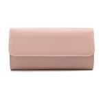Femme tenant portefeuille view 4