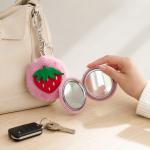 Miroir de maquillage en peluche de fraise view 3