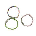 Bracelet en perles d'alphabet brillant dans l'obscurité view 2