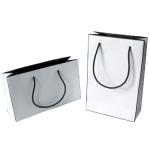 Sac cadeau en papier avec poignée view 1