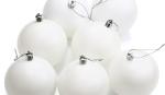 Ornements blancs mat boule de noël view 1