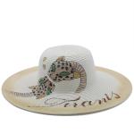 Femmes peignant des chapeaux de paille view 1