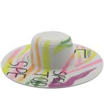 Femmes peignant des chapeaux de paille view 2