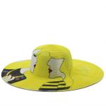 Femmes peignant des chapeaux de paille view 5